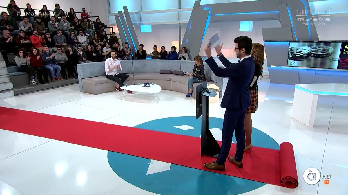 elmatiapunt's tweet image. Lluís Cascant es vesteix hui de gala per a entregar els premis a les millors #pífies, els 'Premis Sorolla' d'#ElMatíÀPunt!
(A espai amb el vestit @MariaFustertv, que t'ha tocat fer de Silvia Abril... 😂😂)