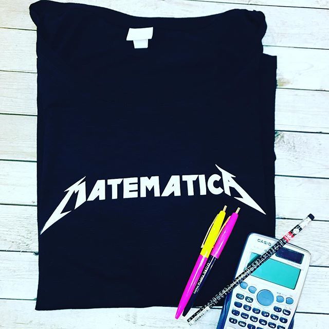 clases_ana's tweet photo. Buenos días!!! Hoy voy a aprovechar para darle vidilla al lunes estrenando mi camiseta nueva y mis bolis preciosos de @5centimetros_shop #friki #camisetasfrikis #camisetaspersonalizadas #comomegusta #metallica #matematicas #lasmatesmolan #clasesparticulares #clasesana https://t.co/w3sRXxT16q