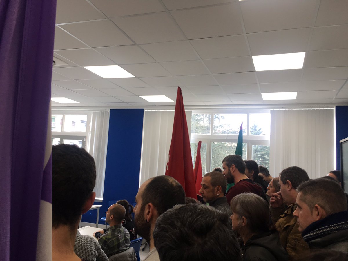 labirakasleak's tweet photo. Lanbide Heziketako irakasle teknikoak prentsaurrekoa burutzen ari dira. https://t.co/XoODZXATtd