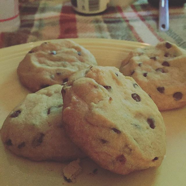 Late night #veganchocolatechipcookies for the win😉 bit.ly/2MPKLrk