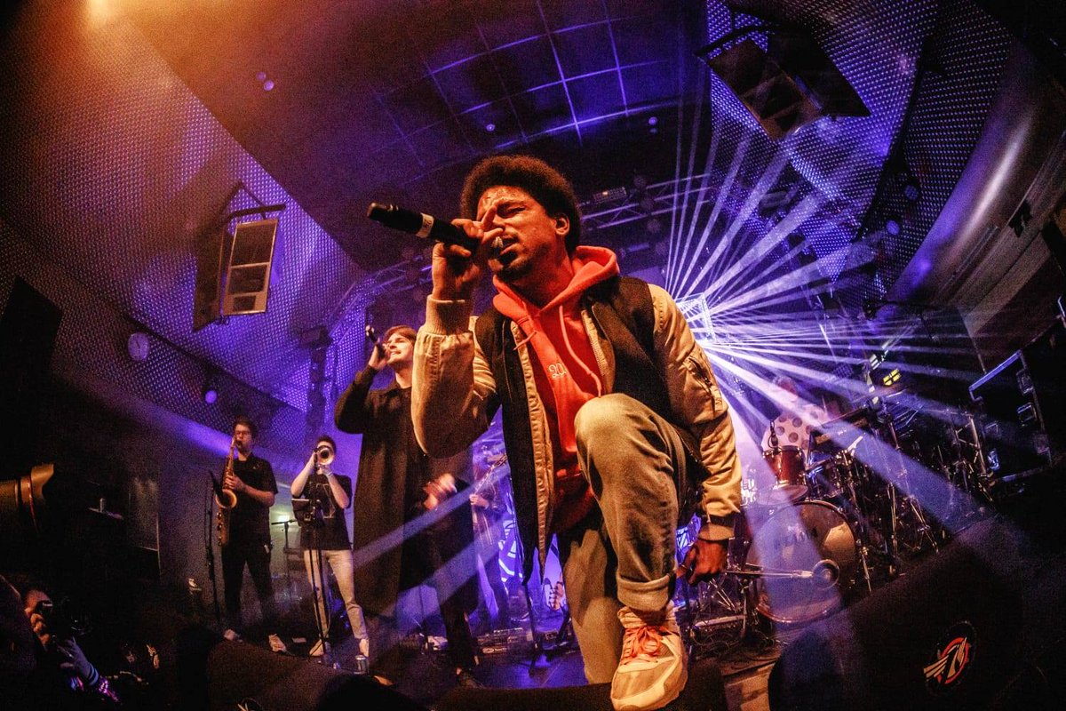 MinuitUneFr's tweet photo. Take a look at @blackwavedot performance at ESNS - Eurosonic Noordeslag Festival, in Groningen, the Netherlands.
3 IVL™ Carrés put together in a very efficient way by Kristof Blancquaert.

Set &amp; production design by Jordi Vandekerkhof.
Photographs by Eurosonic Noorderslag. https://t.co/SDMMo9d6Do