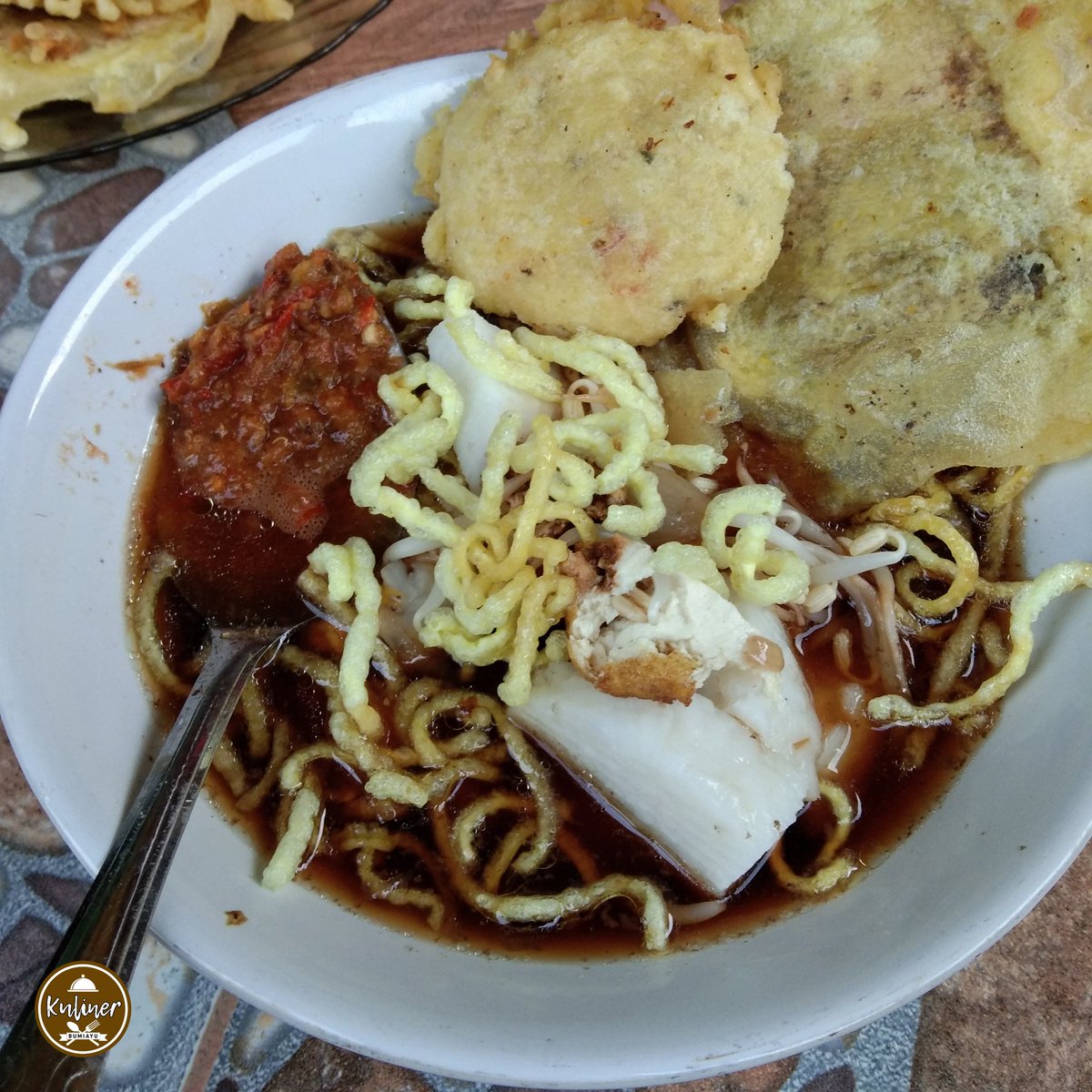 IniBumiayu's tweet photo. Kupat tahu, goreng dage, karo randem! ora tawa maring sapa bae mbik dadi pada kepengin... 😅😅😅
.
.
#bumiayuculinary #kulinerbumiayu #kuliner #kupattahu #dagebal #dage #gorengan #randem https://t.co/Gt3Sdckowg