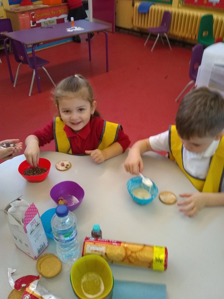 CraigfelenP's tweet photo. Reception are creating their own recipe for decorating biscuits! They used numbered instructions, bossy words and a title! #cfprec #cfpscrumptious https://t.co/ha02HXKexN