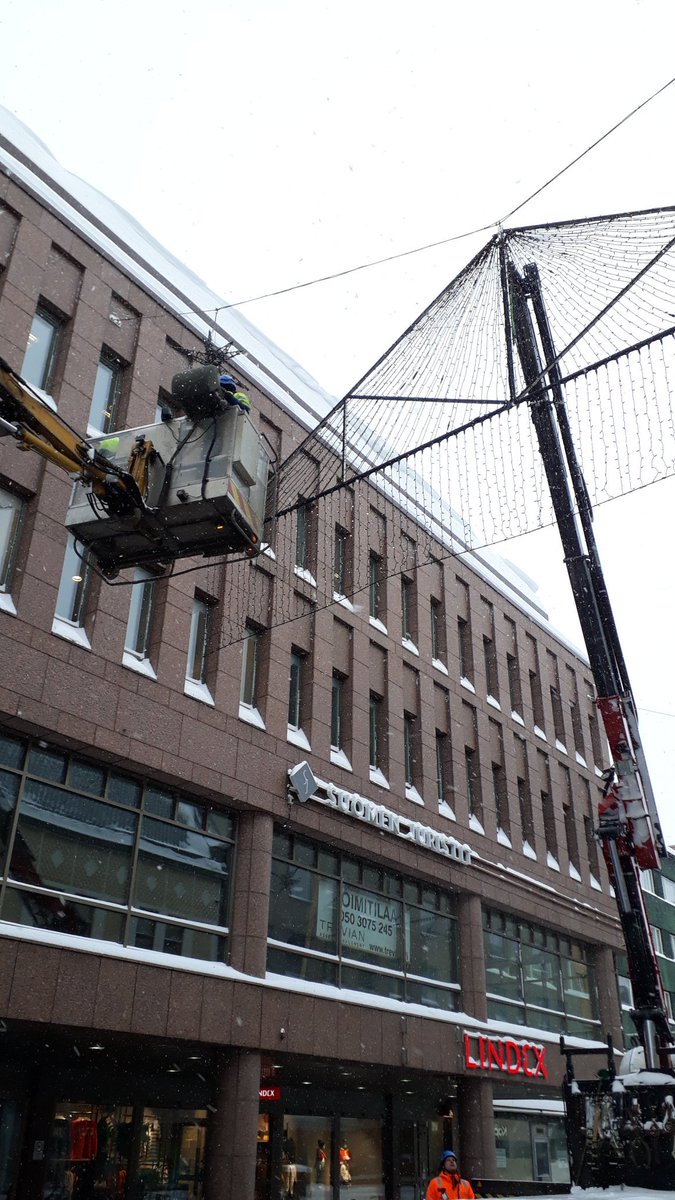KaisaPoikela's tweet photo. Tänään on se päivä, kun #jouluvalot lasketaan alas. Nähdään ensi jouluna! #oulu @oulunkaupunki @OulunEnergia https://t.co/JKFWpGaUVg