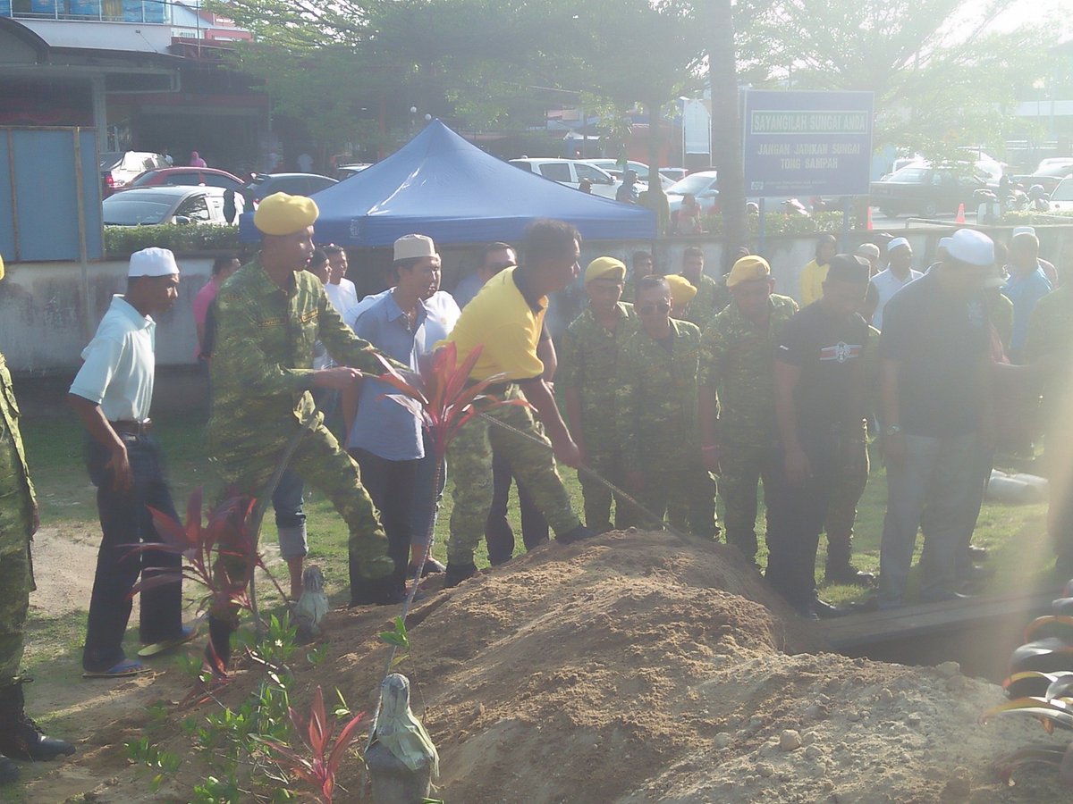 rela_ktrg's tweet photo. Khidmat Bakti RELA

Anggota @rela_ktrg membantu menguruskan pengebumian ayah mertua kepada PTPO  @RELA_Terengganu di Tanah Perkuburan Islam Bukit Kecil, Kuala Terengganu
@relamalaysia 
@zulkifliabidin 
@kamarudin_rapig 
@Roslannong 
@RazibSRBrians
@abgzulfikar https://t.co/eNig4cnX37