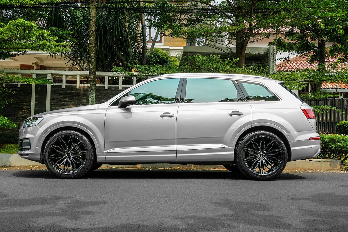premieredition's tweet photo. PREMIER EDITION -
-Audi Q7
-Premier Edition CS-10 FF Tech Wheels 10x22 -
#premieredition #permaisuri #tuning #4x4 #suv #audi #audiq7 #q7 #luxury #tuning #wheels #jantes #felgen #felgi #london #luxurycars #fftech #cs10 #yokohamatyres #germanwhips #audisuv #audi4x4 https://t.co/2rmaeYO77B
