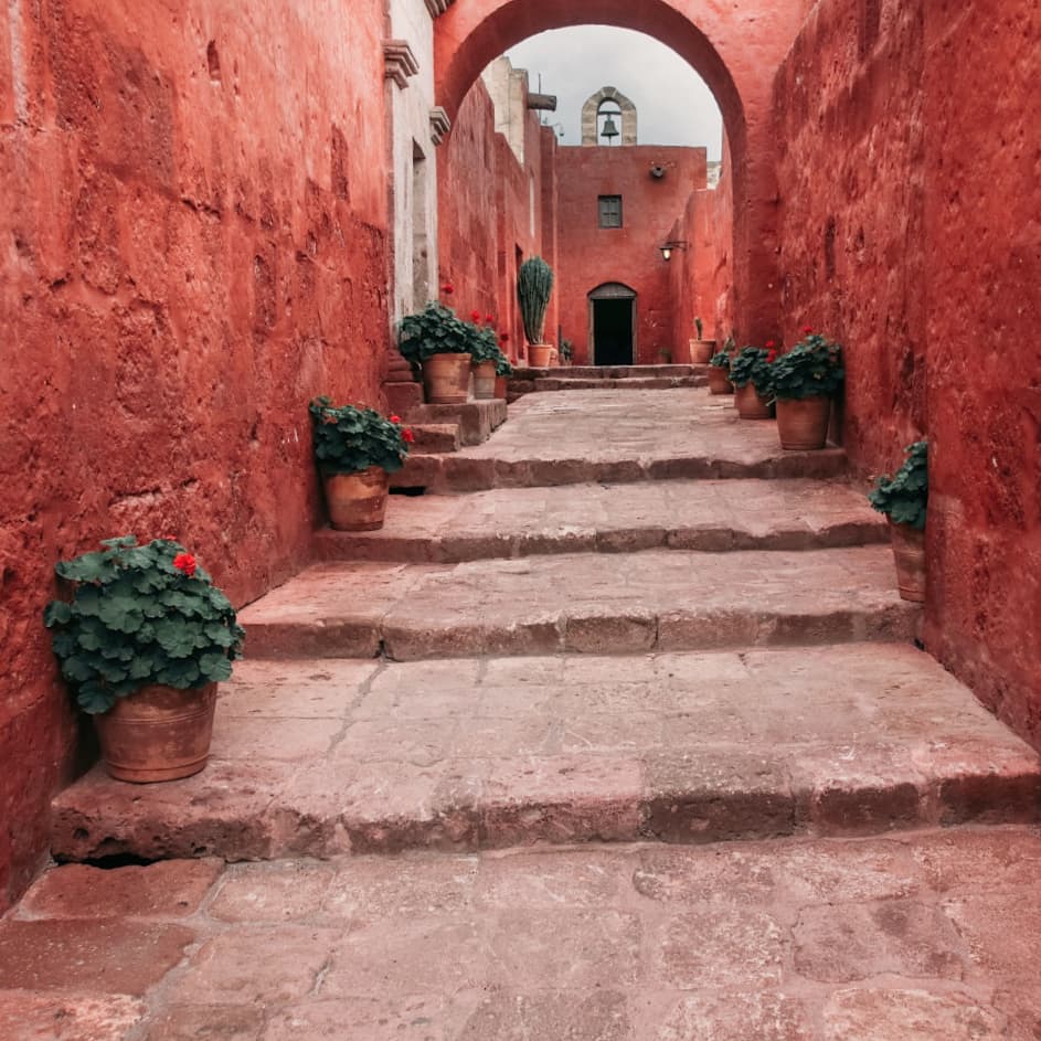 P é r o u 🇵🇪

Bienvenue à Arequipa, la belle cité blanche !

J'ai eu un coup de coeur pour cette ville et ses ruelles aux façades coloniales, ses nombreux patios intérieurs aux murs colorés, sa Place des Armes très animée, son marché coloré... 🌞
<a href="/TerraGroup1/">Terra Group</a>