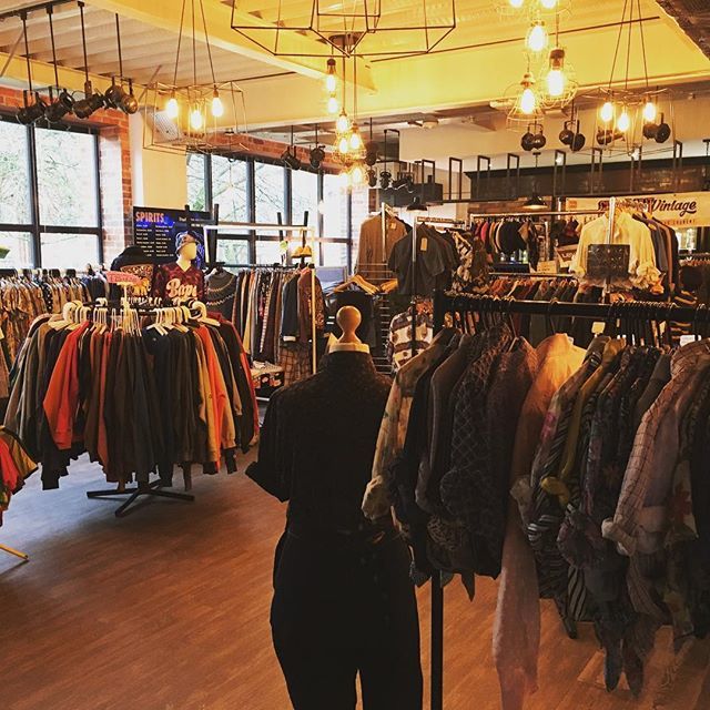BritDoesVintage's tweet photo. Doors are now open @ysjsu ! Grab the best in retro and vintage until 4pm today! #yorkstjohn #retro #vintage https://t.co/53fifr0Z4Q https://t.co/MudlrDXdmh