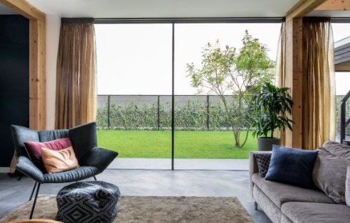 AluK_GB's tweet photo. INFINIUM - Bringing together indoor and outdoor living spaces in exquisite harmony. Free-flowing spaces are created thanks to stunningly slim sightlines that bathe every surface with natural light. #FrameYourVision with Infinium. Discover more here https://t.co/IjH829vqTW https://t.co/JjFjcTXio9