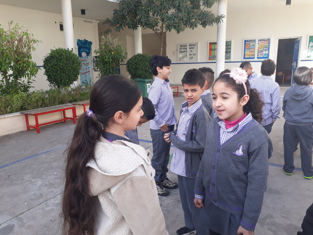 Fatimaarabi5's tweet photo. Every right comes along with a responsibility #humanrights # grade 3 learners applying #insideoutsidecircles # strategy @DawhaHighSchool https://t.co/U0Lzzvl9rH