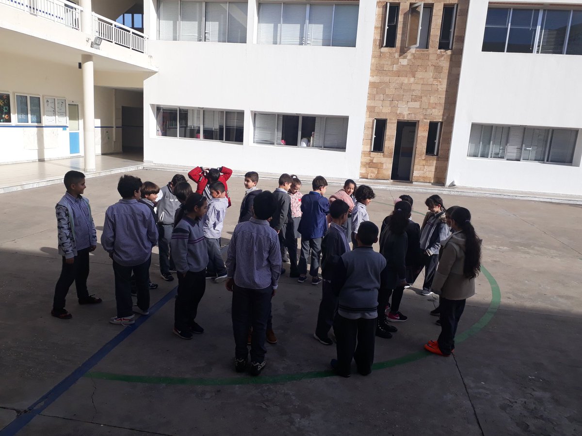 Fatimaarabi5's tweet photo. Every right comes along with a responsibility #humanrights # grade 3 learners applying #insideoutsidecircles # strategy @DawhaHighSchool https://t.co/U0Lzzvl9rH