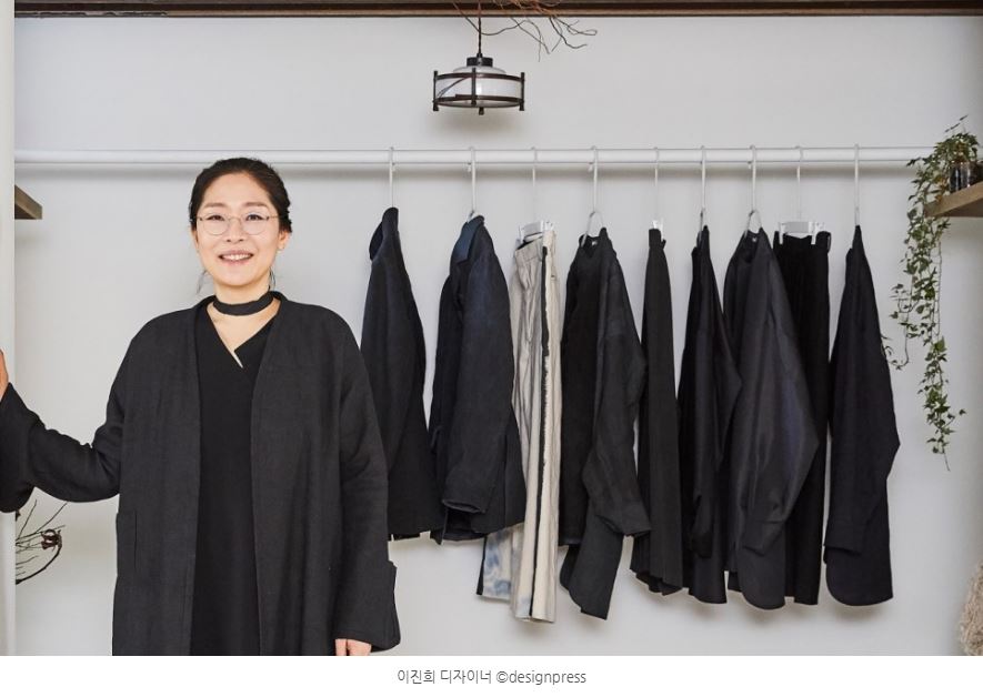 “나는 옷을 통해 많은 이야기를 하고 싶다.”
많은 현대인들이 옷을 꾸미는 용도로만 소비하는 게 아쉽고 안타깝다. 옷이 하찮고 가치 없는 시대인 것 같다. 내가 생각하기에 옷은 그보다 훨씬 가치 있는 것인데...네이버 디자인프레스[oh! 크리에이터] 인터뷰 내용 中.
blog.naver.com/designpress201…