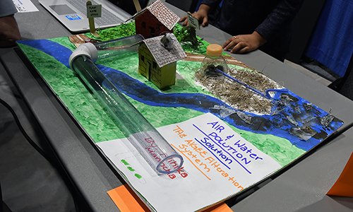 CFISDnoticias's tweet photo. .@CyFairISD Miles de personas visitaron la Exhibición Estudiantil del programa HORIZONTES 2019 en el @BerryCenter. Lean los detalles: https://t.co/Q4gJMwDmTD #CFISDHORIZONS #CFISDforAll #CFSIDspirit #CFISDparaTodos #EspírituCFISD #CFISDHORIZONTES https://t.co/NICtN2Pidv