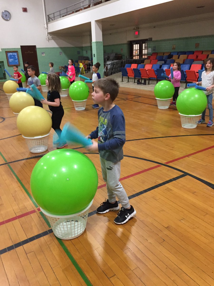 JeffersonWAPS's tweet photo. Drumming in PE!  So Cool! #winhawkproud https://t.co/xDQcia20OL