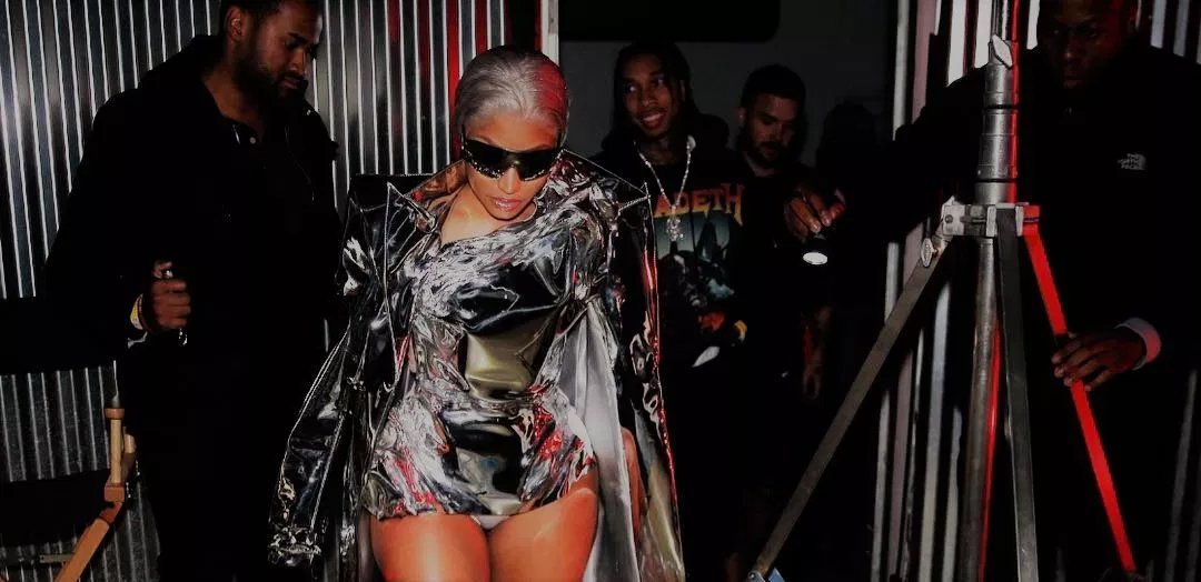 BoxBeautyco's tweet image. Nicki's Barbie Goin Bad freestyle. Whew. She is tired ok. bit.ly/2GkcC1Q

#NickiMinaj #BarbieGoinBad #GoinBad #MeekMill #Drake