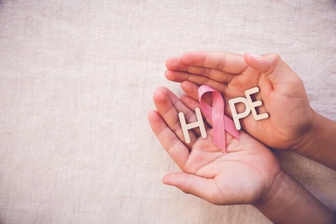 LifeAndStyle01's tweet photo. On #WorldCancerDay thinking of all of those affected &amp; everyone working to research, prevent, heal, care &amp; support. Sending positive messages of #love #hope &amp; #healing #kindness  #healthiswealth #PositiveVibes #believe #future #research #medicine #mindbodyspirit #family #friends https://t.co/bPNE8HB4NR