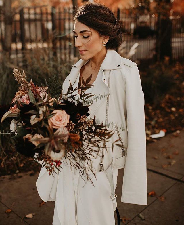 makemeamermaid's tweet photo. 🍂fall🍁
🍂
📸: @cheyannadenicolaphoto 💄Makeup by me for a @shimmerandspice wedding .
.
.
#makemeamermaid #makeupmarylaff #chicagomua #chicagomakeupartist #chicago #chicagomakeup #chicagowedding #chicagobride #chicagoweddingmua #chicagoweddingmakeupa… https://t.co/Ikey0aMTzN https://t.co/PH3qn2wFJZ