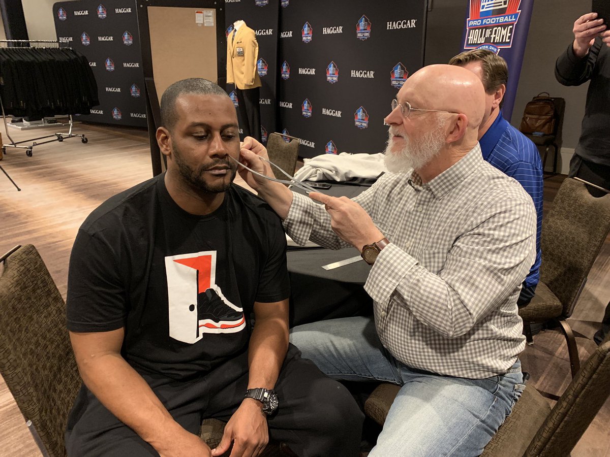 ProFootballHOF's tweet photo. .@OfficialTyLaw getting measured for his Bust, HOF Ring of Excellence, and Gold Jacket during Measurement Monday presented by @HaggarCo https://t.co/abJlz4Xbdh