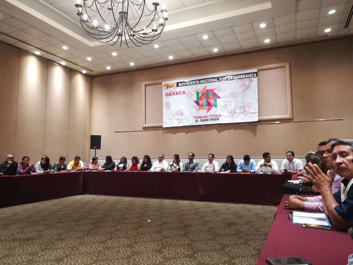 PabloPachecoLuc's tweet photo. #COMOVASS en la Conferencia de Prensa, con el Prof. @RENE_BEJARANO_M Líder Nacional del #MNE, el Dip Fed @DanielGtz_Oax y los Líderes de las 8 Regiones de Nuestro Estado de #Oaxaca, en el Marco de la Promulgación de la Carta Magna.
#CDEPO
#SembrandoFuturo
#LaNuevaEsperanza https://t.co/5lHezZH1PV