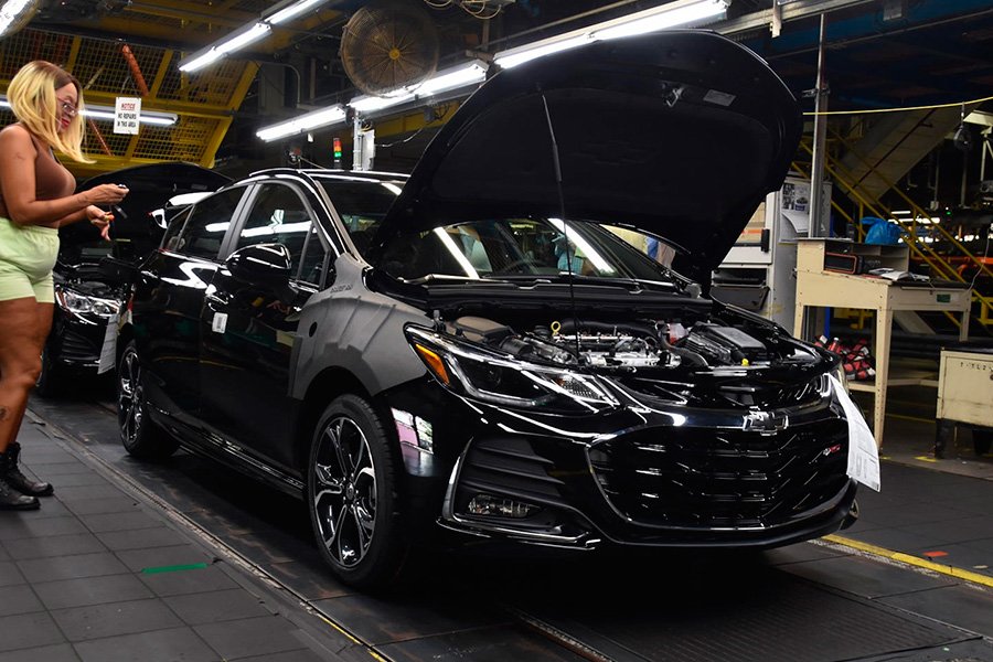 AutomovilMex's tweet photo. #GeneralMotors confirma que a partir de este lunes y durante las dos siguientes semanas, comenzará con el despido de más de 4,000 empleados en Estados Unidos y Canadá. El fabricante indicó que esta reestructuración tendrá un impacto mínimo en México. #IndustriaAP https://t.co/R2YgswtCfz