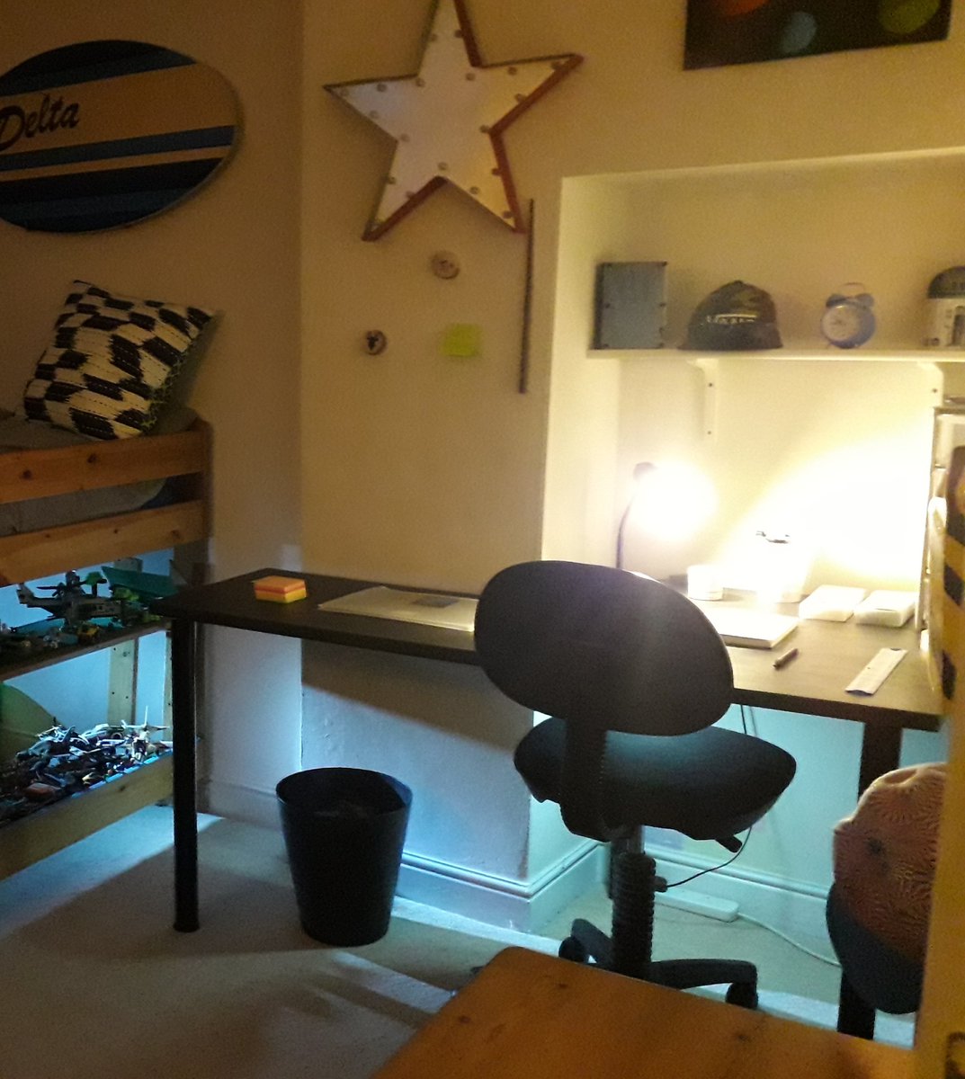 Hellofromhut's tweet image. New desk for Ollies room.
4 old @IKEAUK legs
Old work top from a bike shop
Bag of £1.50 screws @TheRangeUK
Pot of £1 @Poundland paint.
Fitted into the most awkward alcove, staggered it has worked!
#DIY #DIYhell #MakeoverMonday #interiordesign thisishut.blogspot.co.uk