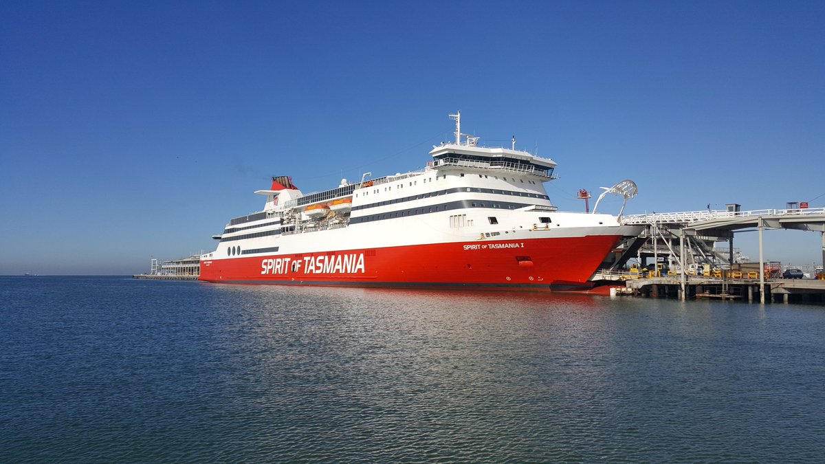 رَأيتُكِ في المنامِ فَطارَ عَقلي
فكيفَ إذا رَأيتُكِ في الحَقيقةْ

سَأُنفِقُ -لو مَلكتُ- كنوزَ كِسرى
وَأَحظى باللّقاءِ وَلَو دَقيقةْ

#شادي_المرعبي
#ملبورن
#تصويري