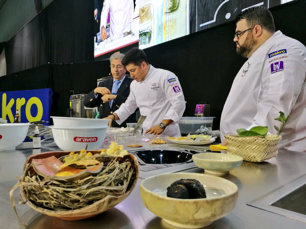 🔊 Espectaculares las creaciones del chef <a href="/MalpartidaU/">Omar Malpartida</a> en la Zona Gastronómica de #HyT19 🍽️ | "La comida peruana arraigada en Madrid" | #Gastronomía #Perú <a href="/makroESP/">Makro España</a> <a href="/Grill_PiraOvens/">PIRA Charcoal Ovens</a> <a href="/SanMiguel/">Cervezas San Miguel</a>