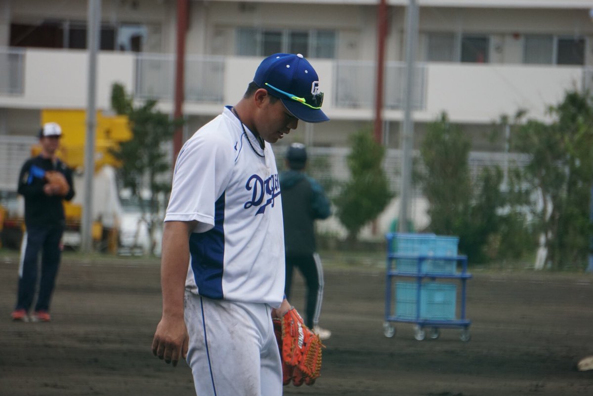 tkmt_exp's tweet photo. 2/4 北谷キャンプ
#3 高橋周平選手

と、ノック終わったと思って歩いていく2人（この後呼び戻されるw）

#dragons #drapic3 #高橋周平
#drapic63 #堂上直倫
#中日ドラゴンズ #北谷キャンプ https://t.co/sAaw2zZYwp
