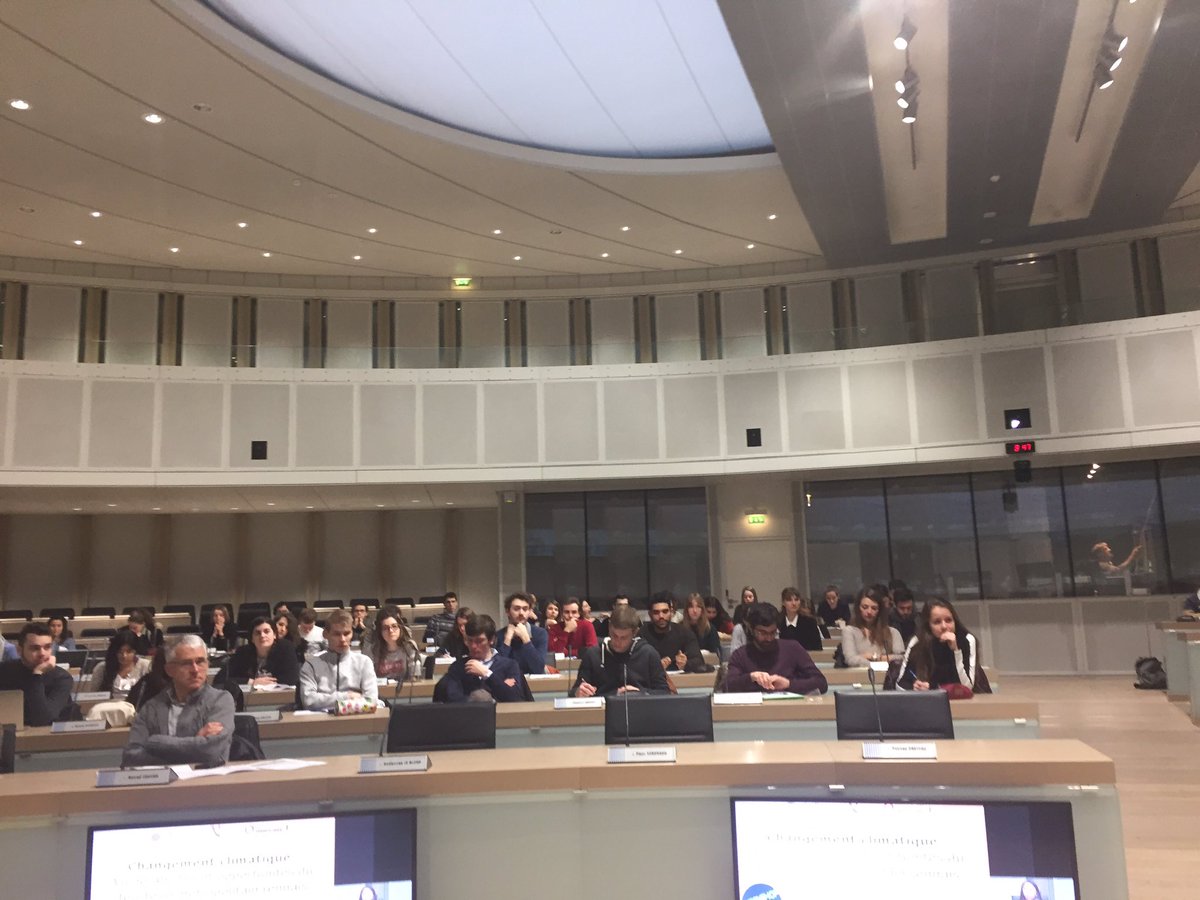 HenriNoelRUIZ's tweet photo. #workshop #IAUR sur les vulnérabilités du territoire au réchauffement climatique. 119 étudiants de profils très divers chargés de réfléchir 5 jours sur cette question et d’esquisser quelques scénarios. Un workshop commandé par @Audiar_infos avec soutien @BanqueDesTerr https://t.co/BFPmqoBJl8