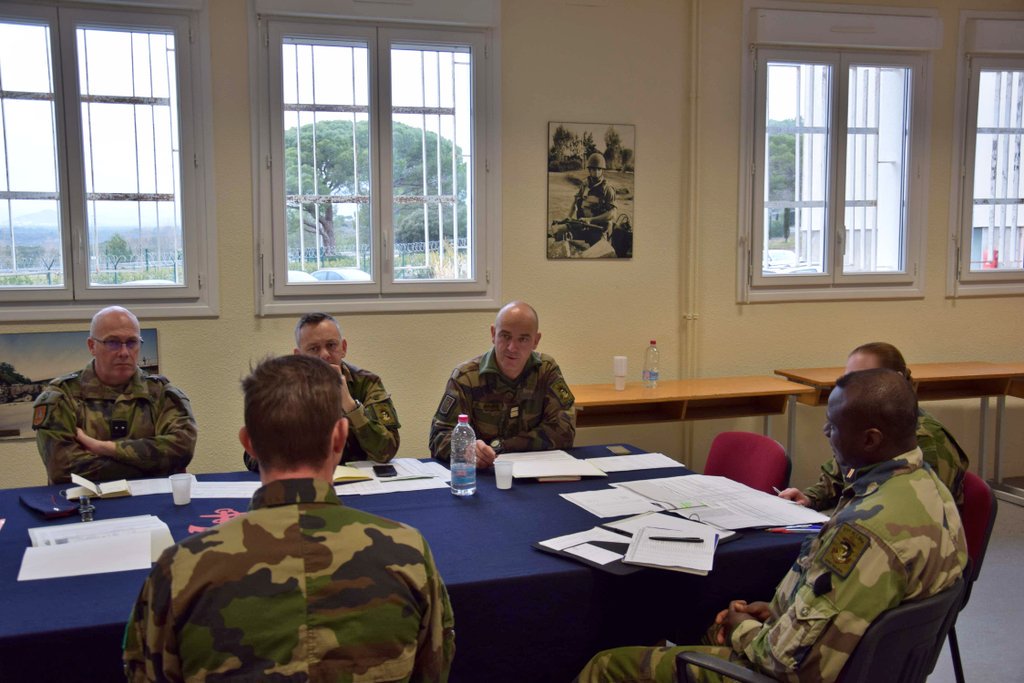 COM6BLB's tweet image. Revues d’effectifs au #3RAMa et au #21RIMa: moment fort dans la vie d’un soldat entre un subordonné et son colonel pour effectuer en commun un bilan, découvrir le champ des possibles pour sa carrière, faire part de son contexte personnel, et surtout se projeter dans l’avenir.