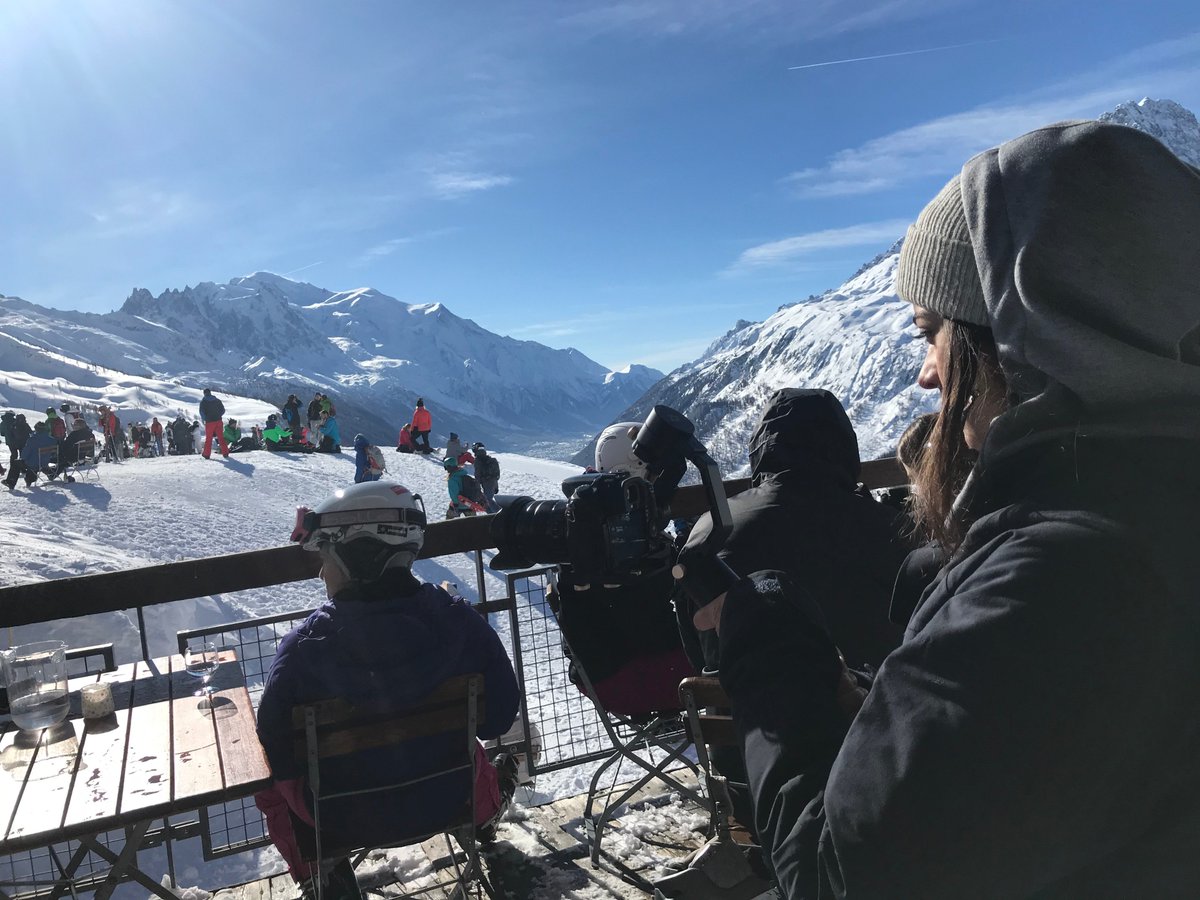 En direct de #charamillon pour la tournage de notre #video hiver avec #aliciacenci video...Belle journée pour de belles images et le film à venir au printemps ! #chamonix #charamillon <a href="/SavoieMontBlanc/">Savoie Mont Blanc</a>  #chaletchamraillon #chamonixresturantsaltitude
