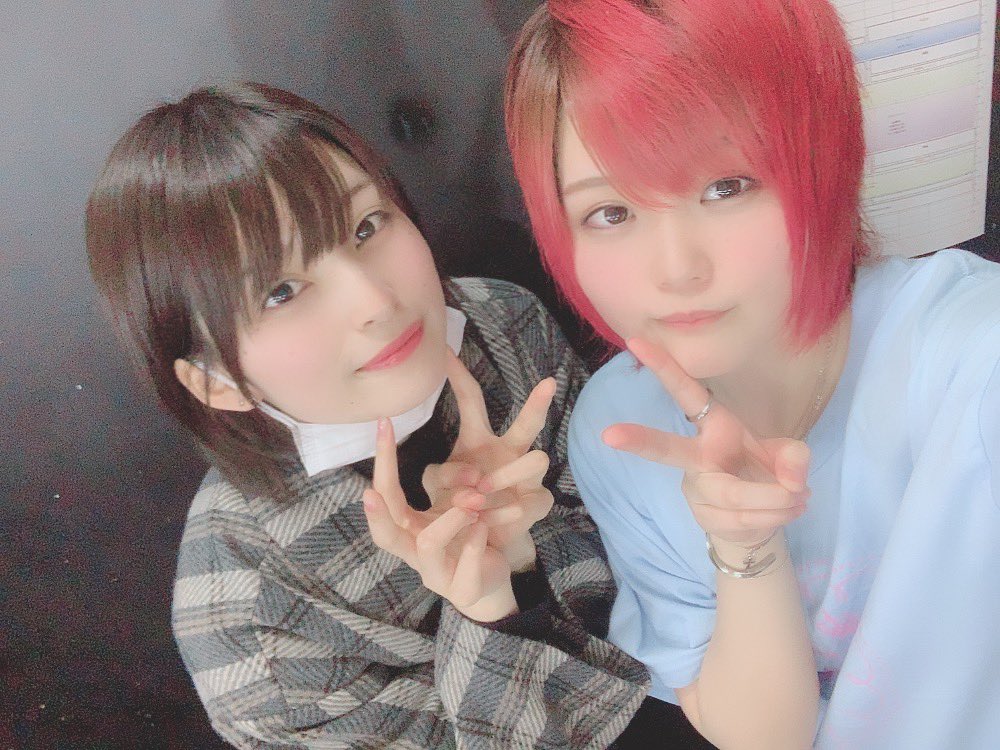 axell_official's tweet photo. 昨日来てくださった関係者各所様ありがとうございました😂😂
人見知りが故に写真撮れたの3人だけだった(´･ω･｀)

そして友人もたくさん来てくれました ありがとう！！

みんなが用意してくれたスタンドフラワーも区宇さんのイラストも本当にありがとうございます！！😭

詩音  #AXELL https://t.co/OOmyzeOJml