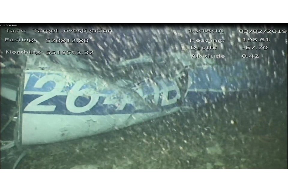 MundoFutboleero's tweet photo. ULTIMO MOMENTO

Un cuerpo fue hallado dentro del avión en el que viajaba Emiliano Sala. La Subdivisión de Investigación de Accidentes Aéreos Británica lo confirmó en un comunicado: "Trágicamente, un ocupante es visible entre los restos" https://t.co/9pQXFidhXe