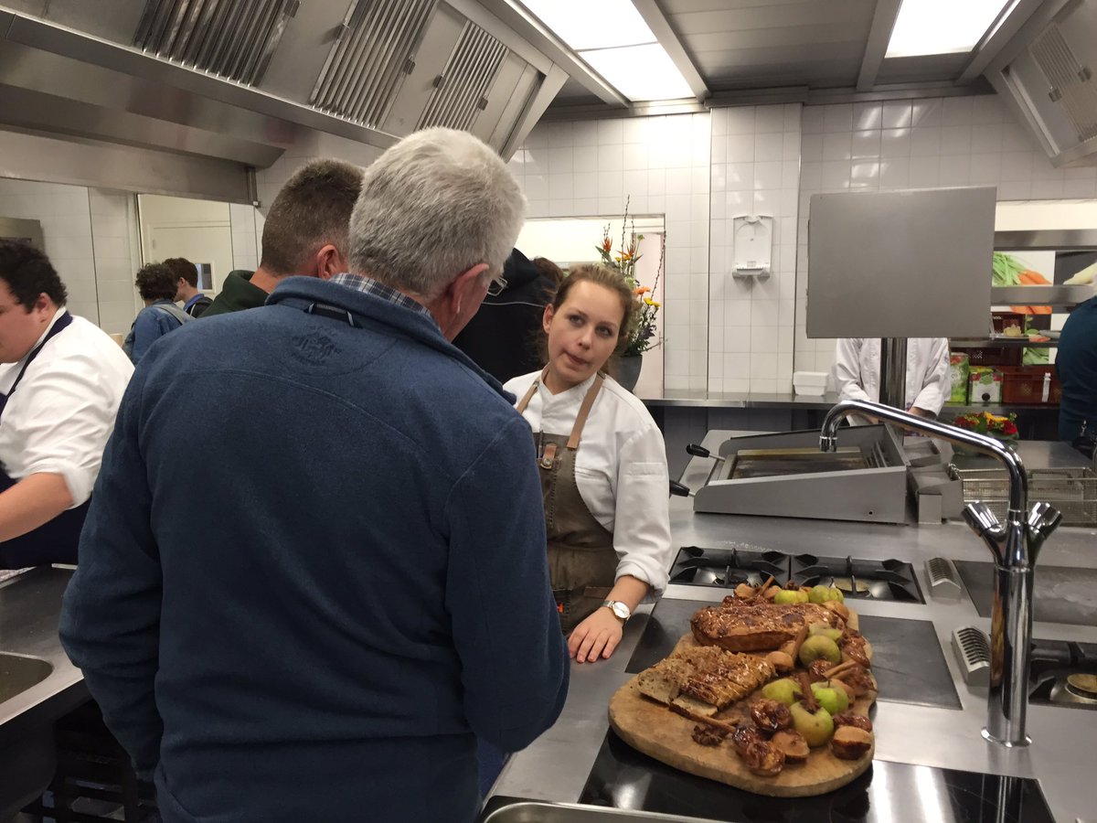 Studenten MHS <a href="/DutchCuisine/">Dutch Cuisine</a> van <a href="/KW1C/">KW1C</a> presenteren tijdens open keuken overheerlijke gerechten met vergeten lokale appelsoorten. Mooi initiatief ism Fruitcultuur Brabant.