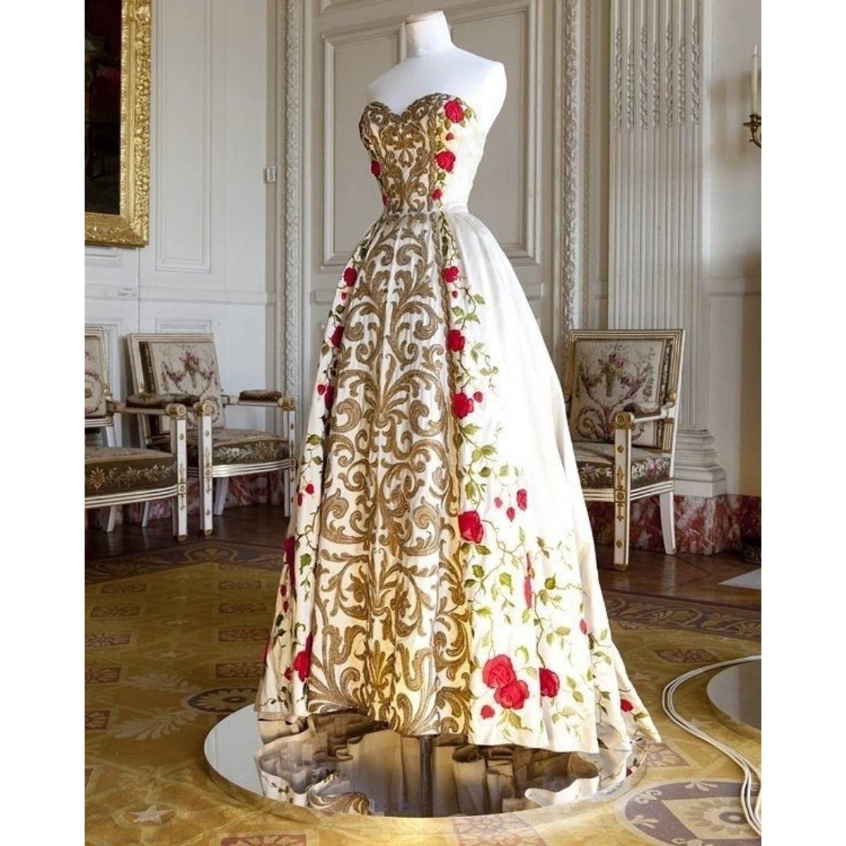 SewingformySoul's tweet photo. Stunning detail, a dress from Pierre Balmain Haute Couture SS 1954..... https://t.co/UfRDgPIT0E