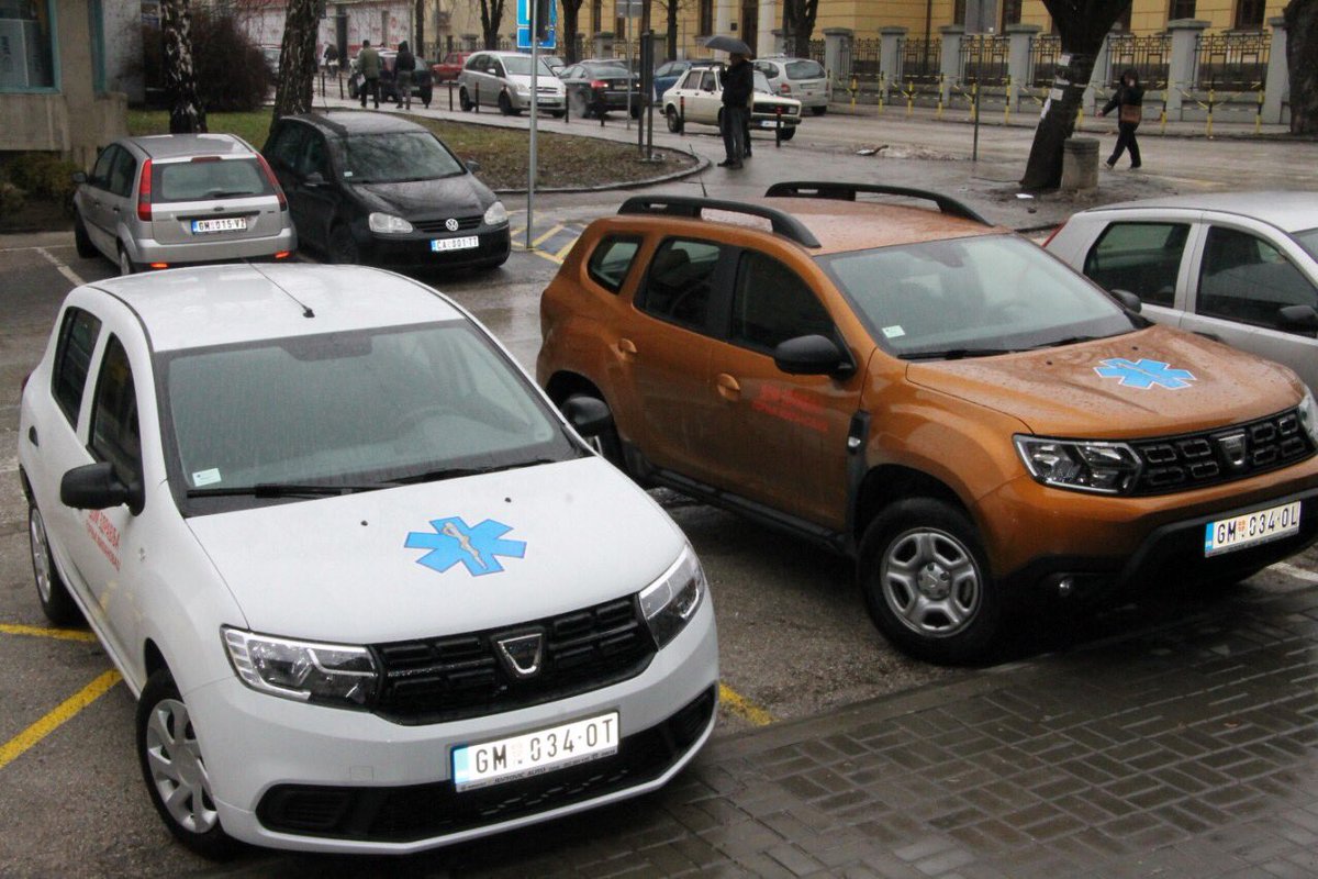 OpstinaGM's tweet photo. Predsednik opštine, Dejan Kovačević, uručio je danas v.d. direktoru Doma zdravlja Gornji Milanovac, dr. Aleksandru Čivoviću, ključeve dva nova automobila za potrebe ove zdravstvene ustanove. 🚑🚑 https://t.co/IvnutHpbGS