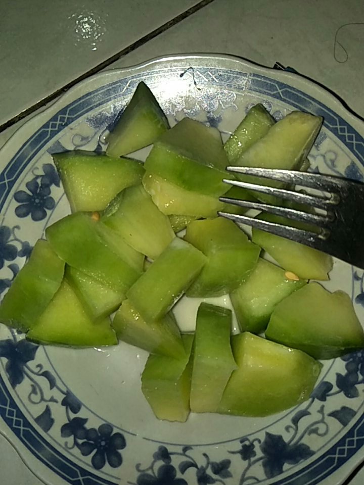 hiifikaa's tweet photo. Melon ini tidak semanis ucapanmu. https://t.co/OPxjrQD0Su