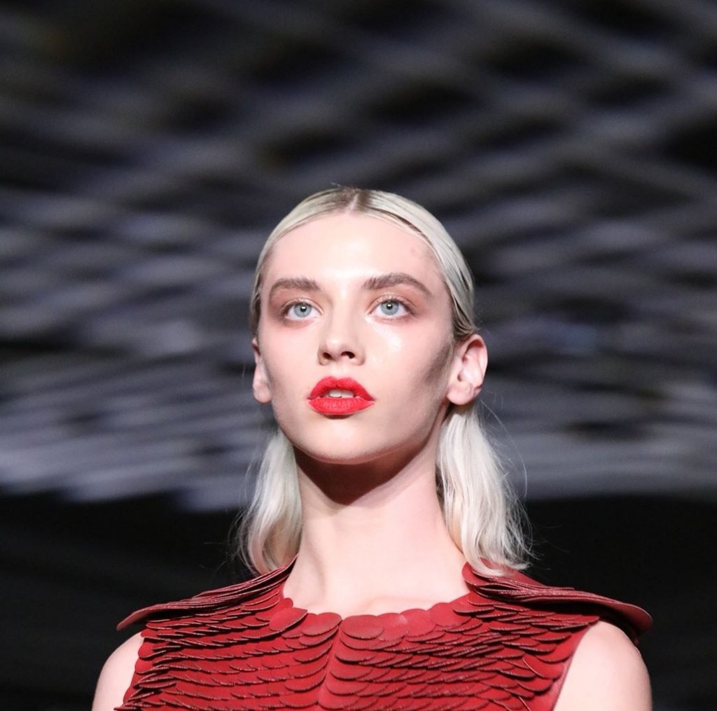 goshopia's tweet photo. Last week the first ever cruelty free fashion week @veganfashionweek was held in LA, bringing many designs from all over the world🌍 to share their animal free design pieces with innovative fabrics. This 'leather' was made out of apples! 🍏
*
*
📷 mckinsey.jordan
#goshopia https://t.co/oBGt48DCAn
