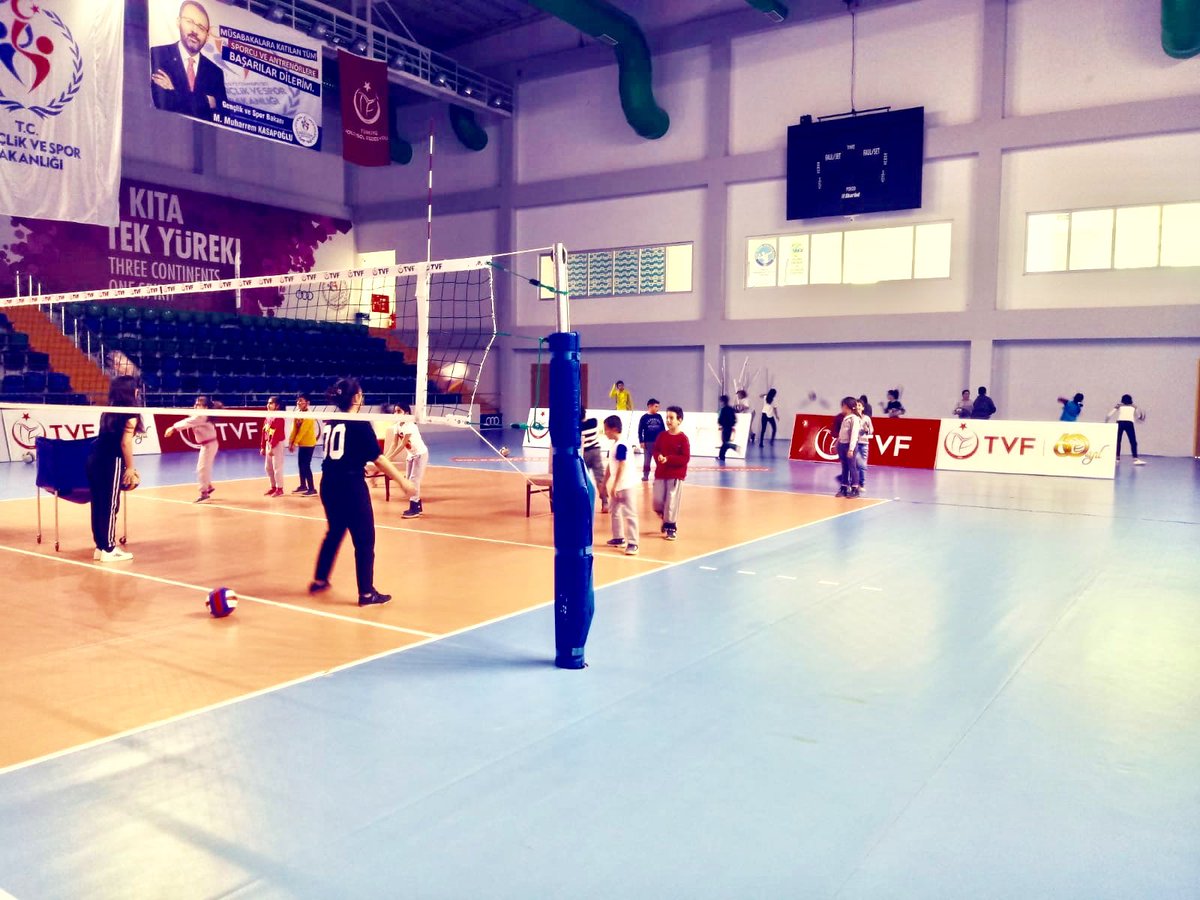 Toroslar 1000 Kişilik Spor Salonumuzda #Voleybol Antrenmanlarımız tüm hızıyla devam ediyor.
#GüçlüTürkiyeİçin
#GSB
#SporKentiMersin <a href="/kasapoglu/">Dr. Mehmet Kasapoğlu</a> <a href="/hamzayerlikaya/">Hamza Yerlikaya 🇹🇷</a> <a href="/sinanaksu/">Sinan Aksu</a> <a href="/ihsanselimb/">İhsan Selim Baydaş</a> <a href="/mehbaykan/">Mehmet Baykan</a> <a href="/gencliksporbak/">Gençlik ve Spor Bakanlığı 🇹🇷</a> <a href="/GSBsporgm/">Spor Hizmetleri Genel Müdürlüğü</a> @Mersin_GHSIM <a href="/TVForgtr/">Türkiye Voleybol Federasyonu</a>