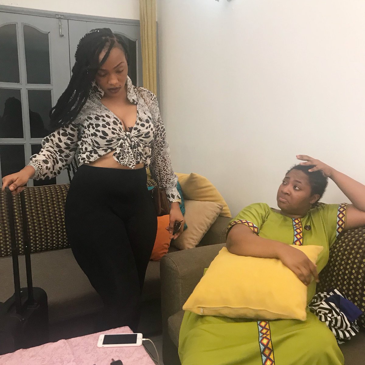 SACKOISAENKOR's tweet photo. Tchiza vs femme au foyer
Réservez vos Tickets pour notre spectacle à paris ici --) https://t.co/bIVuGUeuaV
#SACKOISAENENKOR_A_PARIS #APPOLLOTHEATRE #16FEVRIER2019 #SPECTACLECOMEDIE https://t.co/To4v9anBdS