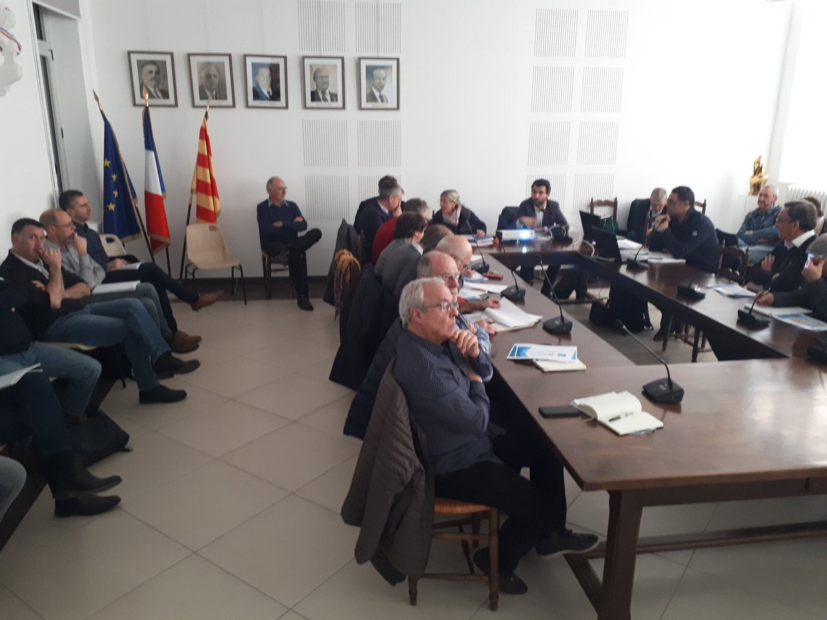 AudreyGLORIAN's tweet photo. Réunion avec les maires pour un point sur le déploiement du THD, animée par Marie-Pierre Callet @departement13 https://t.co/Go0WXBgiTH