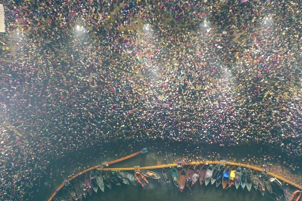 BornOfWeb's tweet photo. INCREDIBLE scenes from #Kumbh2019 at the occasion of Mauni Amavasya! Over 5 crore people have taken a holy dip in the #Kumbh that concludes today. It is the largest peaceful gathering of pilgrims in the world. #BornofWeb #BOWxKumbh #Prayagraj #India #Travel https://t.co/ng4FvCofGO