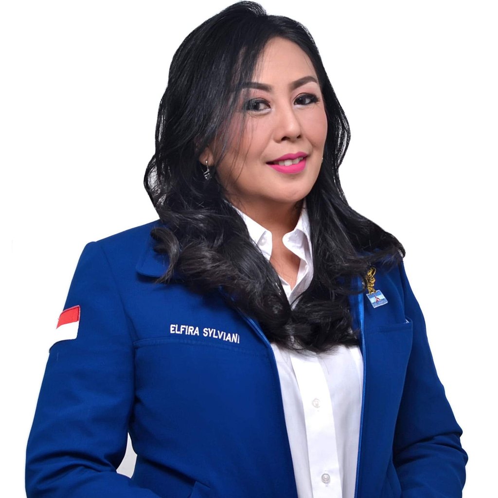 Elfirak21's tweet photo. Menjadi kader partai py tujuan politis. Menjadi kader perempuan dan memperjuangkan suara perempuan dlm dunia politik dan berperan ganda sebagai ibu dr anak2 tdk mudah tp bkn tdk mungkin #Caleg #DPRRI #NTT2 #NoUrut4 https://t.co/yKvb9YGLo4
