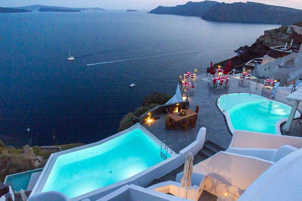 On vous a préparé un midweek à Santorin  🌟 version luxe, calme et volupté 🌟 en hotel 5* au coeur de Oia en suite premier avec jacuzzi privé, transfert privé, une croisière privée en catamaran au coucher du soleil
worldway.fr/escapadesantor… #voyages #luxe #santorini #visitsantorini