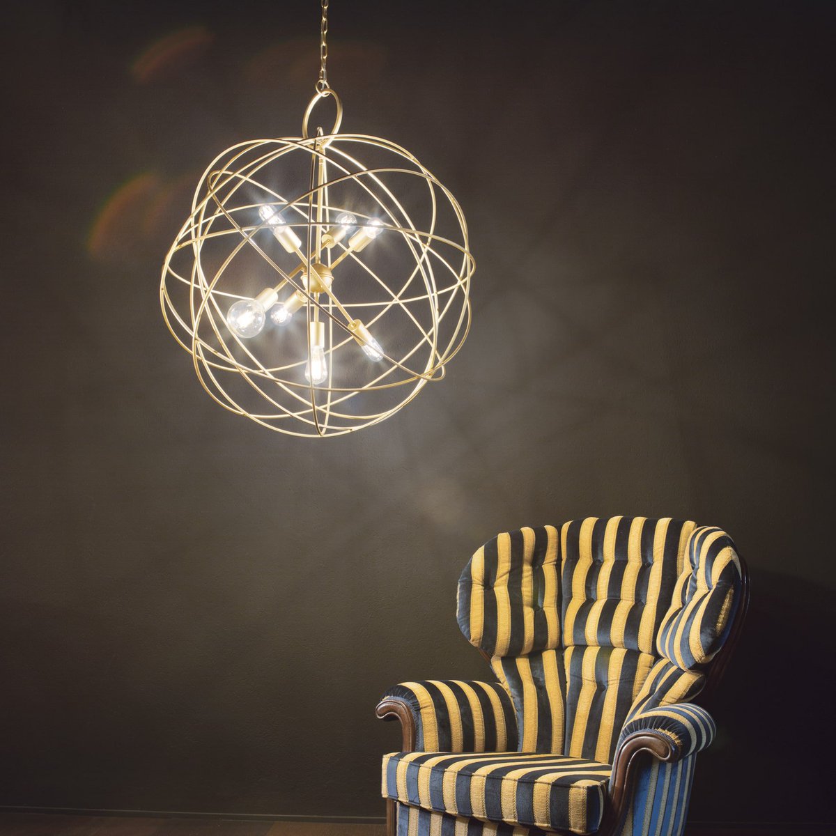 Pendalier's tweet photo. Konse features an elegant ringed structure laced with a satin dark gold finish with matching metal decorative elements such as a hanging chain and bulb sockets. 3 Sizes Available To Buy Now! https://t.co/iAwWqovGVS #lighting #pendant #gold #konse #homedecor https://t.co/qS2CfnohDk