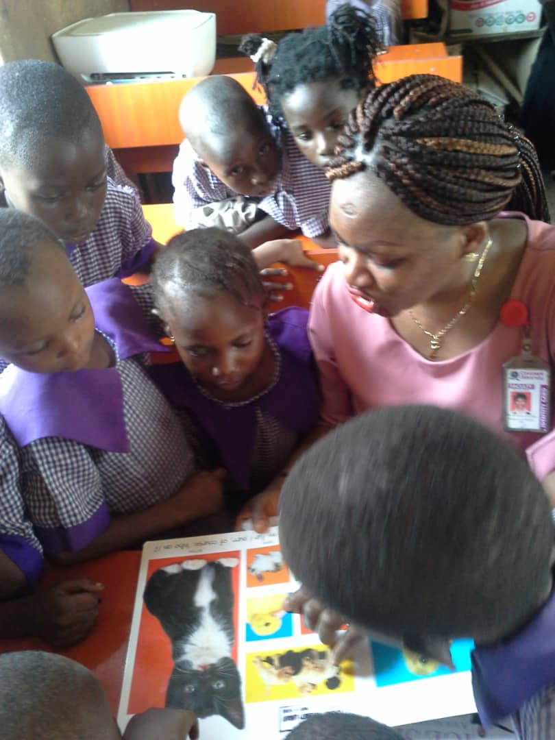 CUCLRmobiles's tweet photo. Reading Aloud to the Pupils of Ilupeju Community Primary School, Iyana Mopin, Ota, Ogun State. https://t.co/qIX2zmS7zf