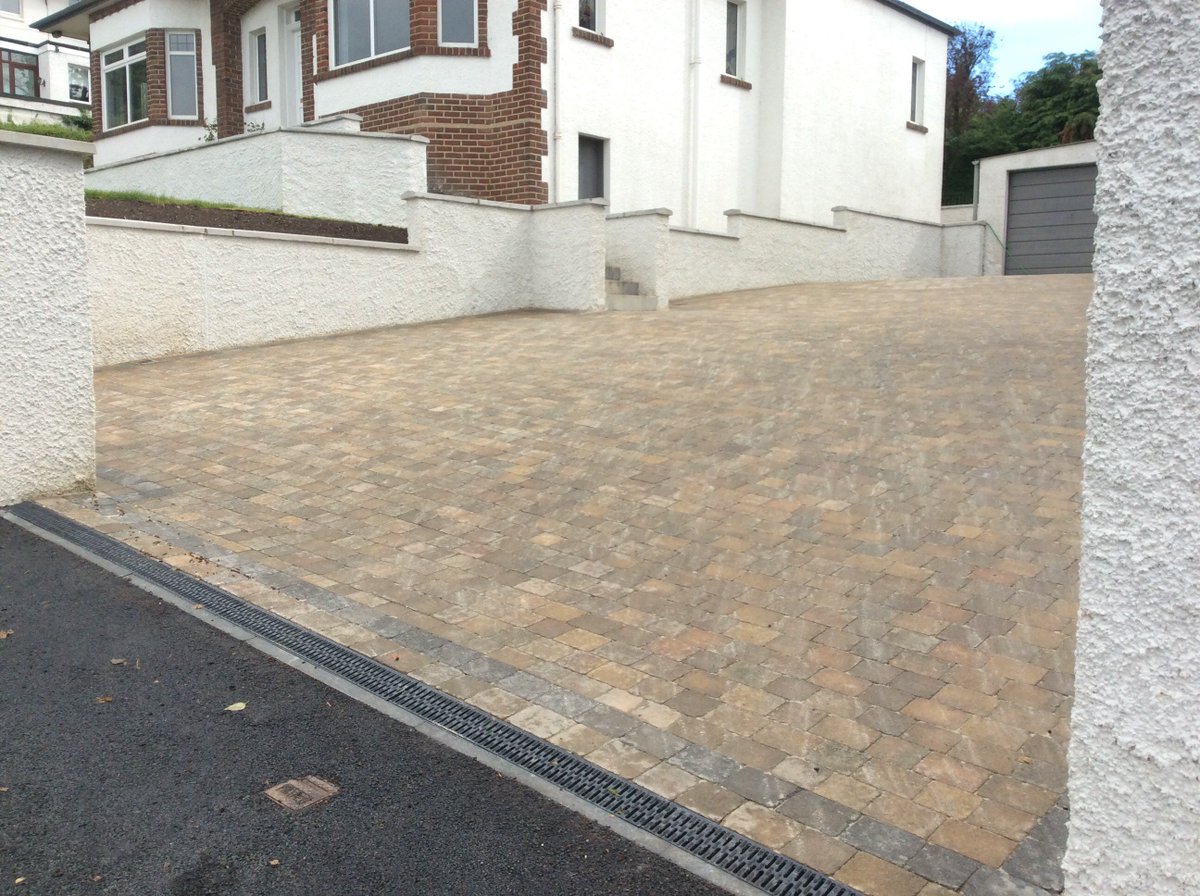 SDProjects's tweet image. Stunning #Landscape #Giffnock #Glasgow 2 beautiful #Driveways #Pathways in Tegula Cobbles #Walling with white #Roughcast, Chipped stones laid plus two new #Lawns, to the rear quality Timber raised #Decking area was built&amp;amp; small raised platform area with Slabbing&amp;amp;Pre cast #Steps