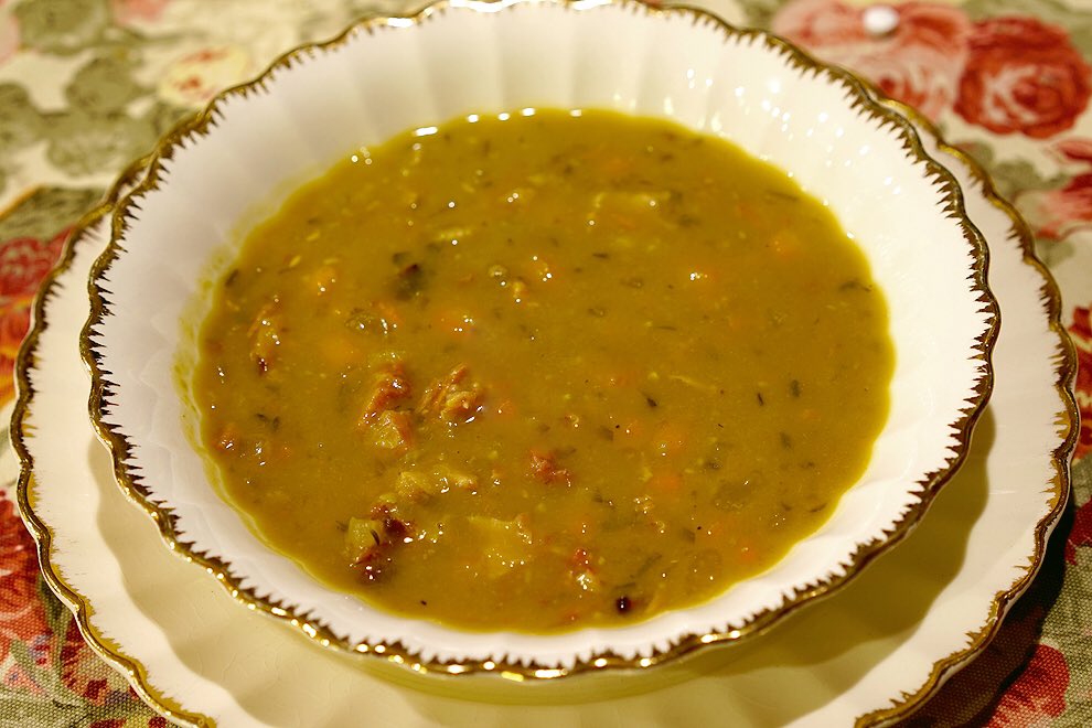 LyndeHouse's tweet photo. It's #NationalHomemadeSoupDay
Visit our Facebook Group to learn how to make soup like Clarissa Lynde! https://t.co/4CBbsOtYE8 https://t.co/o8yfxqbtGh