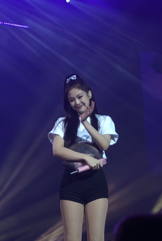 jieuniversee's tweet photo. [FANCAM]
Jennie waving at us!!!!! IM DEAD ON THE INSIDE WTF! 😵
#JENNIE 
#BLACKPINK
#BLACKPIKinMANILA 
#BLACKPINK2019WORLDTOUR https://t.co/Cf7eccp42Y