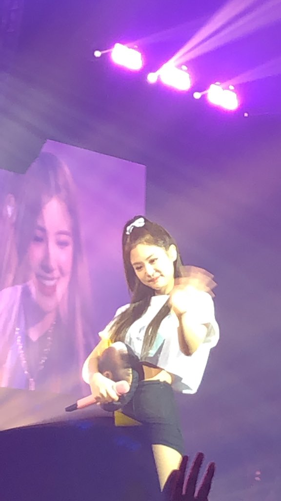 jieuniversee's tweet photo. [FANCAM]
Jennie waving at us!!!!! IM DEAD ON THE INSIDE WTF! 😵
#JENNIE 
#BLACKPINK
#BLACKPIKinMANILA 
#BLACKPINK2019WORLDTOUR https://t.co/Cf7eccp42Y